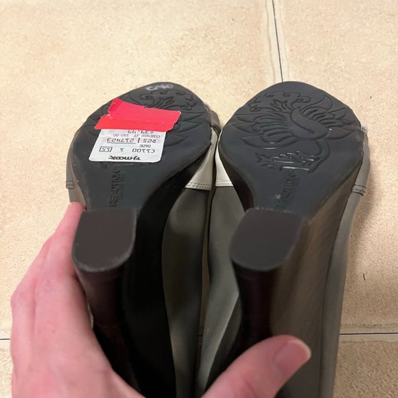 NWT! Kenneth Cole Reaction Leather Wedge - Grey/White - Size 8.5 - Picture 4 of 4